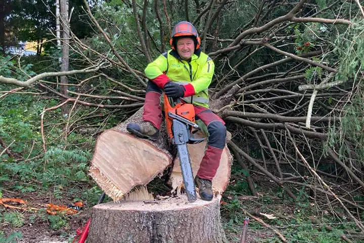 En ansatt som sitter på et felt tre